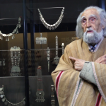 Gastón Soublette muestra colección de joyas
